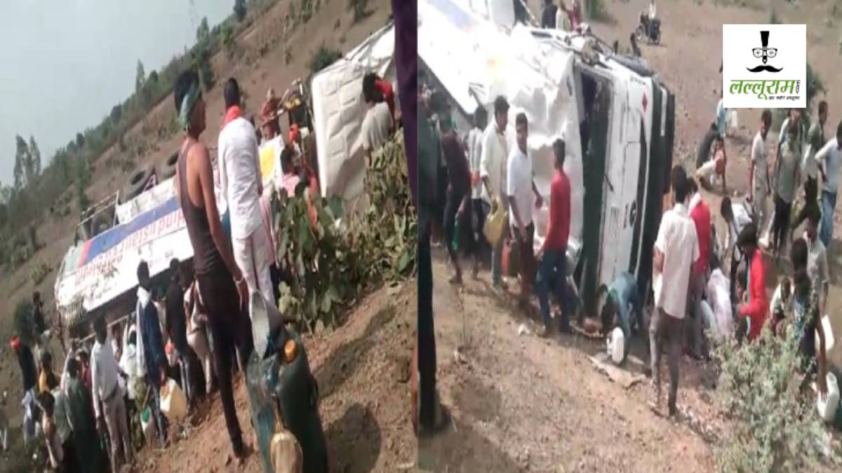 डीजल से भरा टैंकर पलटा, VIDEO: फ्यूल लूटने के लिए लोगों में मची होड़, कोई डिब्बा तो कोई ड्रम लेकर पहुंचा
