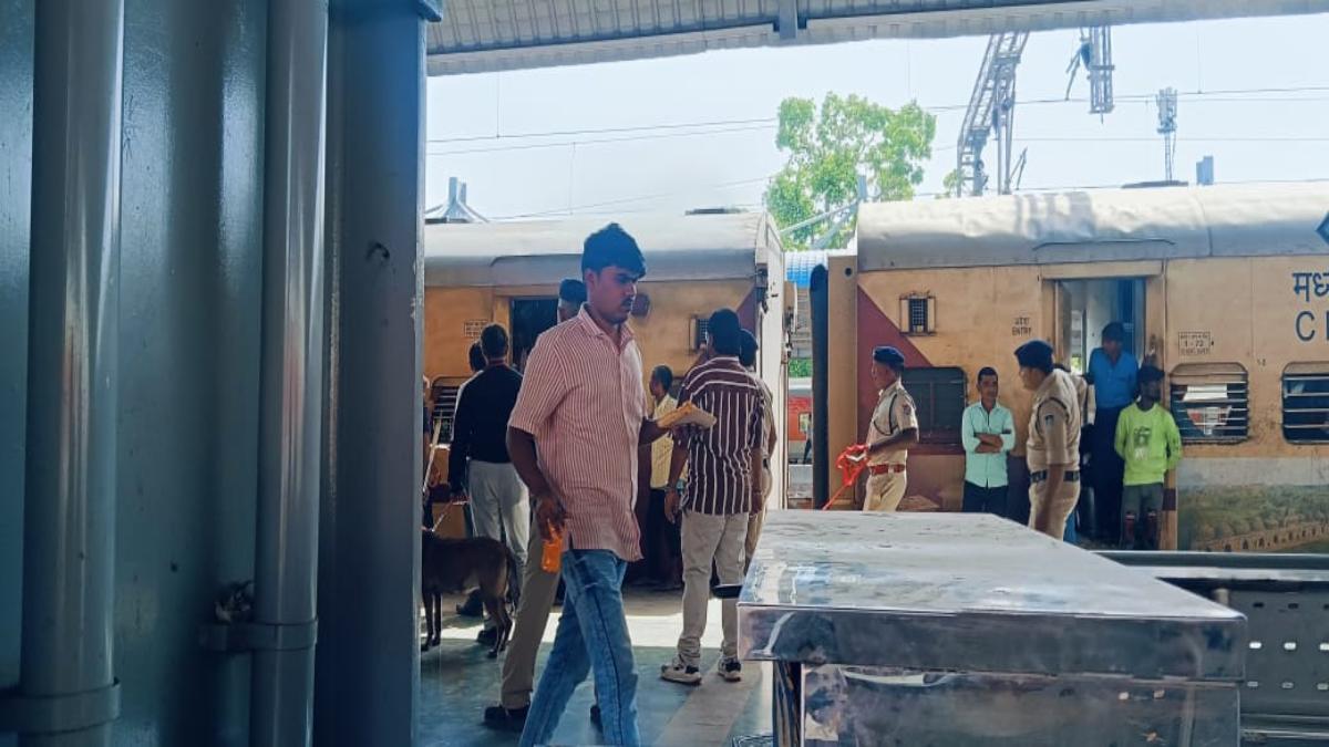 BREAKING: झेलम एक्सप्रेस में बम की सूचना से हड़कंप, रेलवे स्टेशन पर रोकी गई ट्रेन