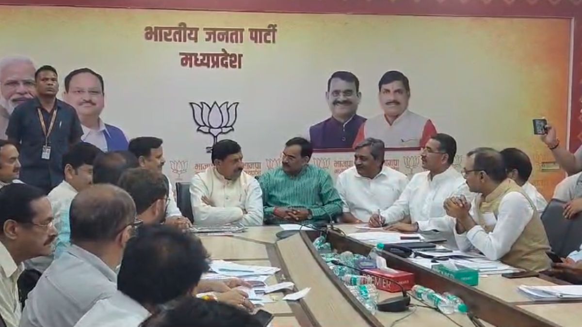 महिला वॉर रूम पहुंचे सीएम मोहन: मतदान प्रतिशत की ली जानकारी, बोले- कांग्रेस को मिल रहा बहनों को गालियां देने का हिसाब