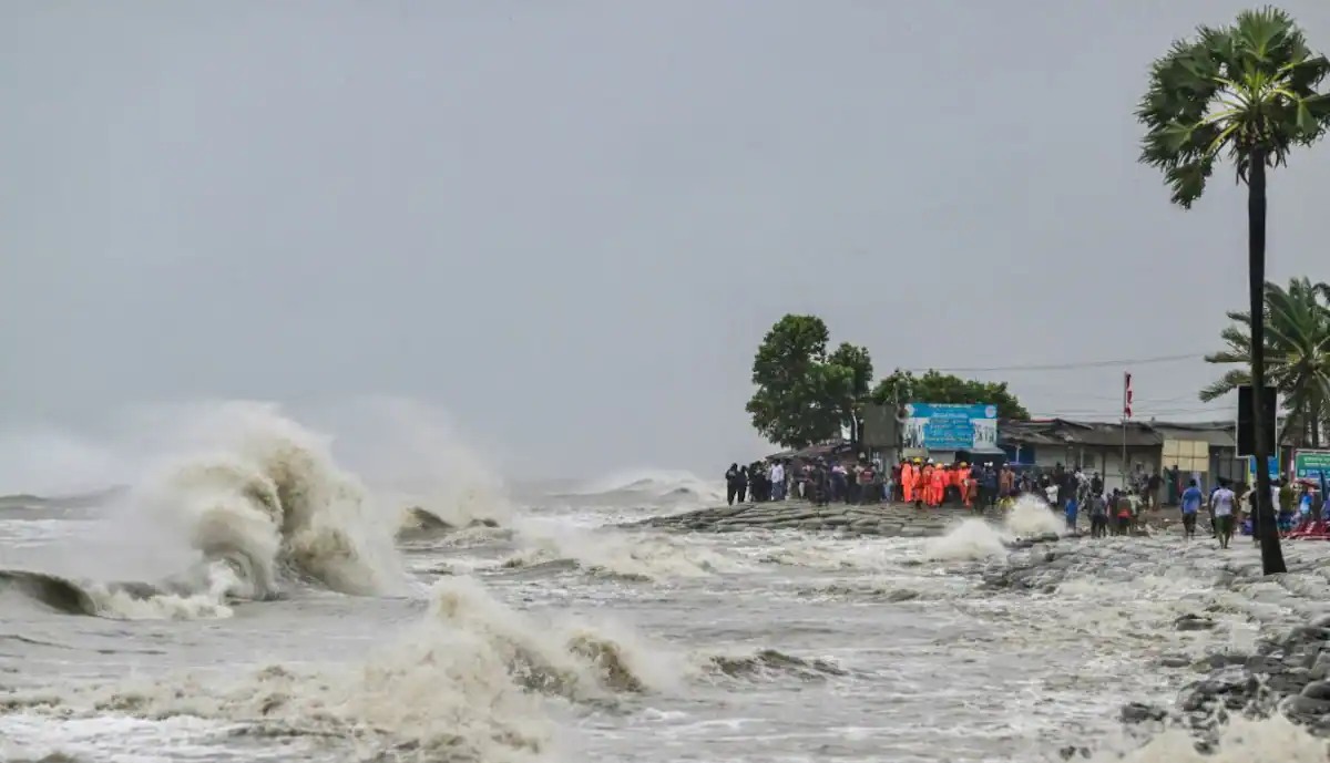 Cyclone Remal Live: 135 km की रफ्तार से सुंदरबन के पास तट से टकराया चक्रवाती तूफान ‘रेमल’, तटीय इलाकों में हुई भारी तबाही, कई राज्यों में बारिश का अलर्ट