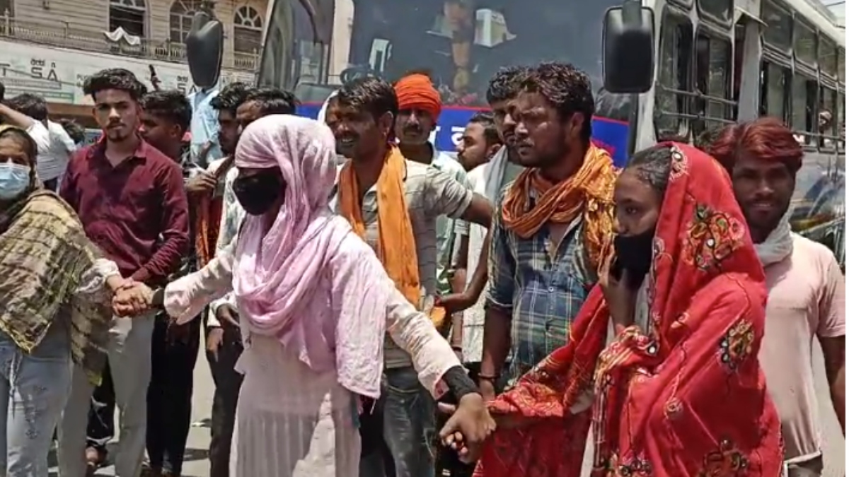 12वीं की छात्राओं ने सड़क पर लगाया जाम: स्कूल प्रबंधन से नाराजगी जताते हुए लगाई न्याय की गुहार, जानें क्या पूरा मामला 