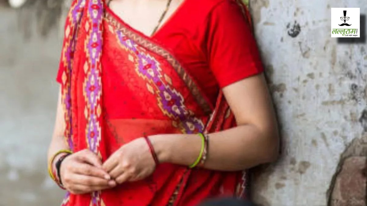 Durty Wife: साहब! मेरी वाइफ के अवैध संबंध… पत्नी की प्रताड़ना से तंग पति ने बुजुर्ग मां के साथ पुलिस से लगाई गुहार
