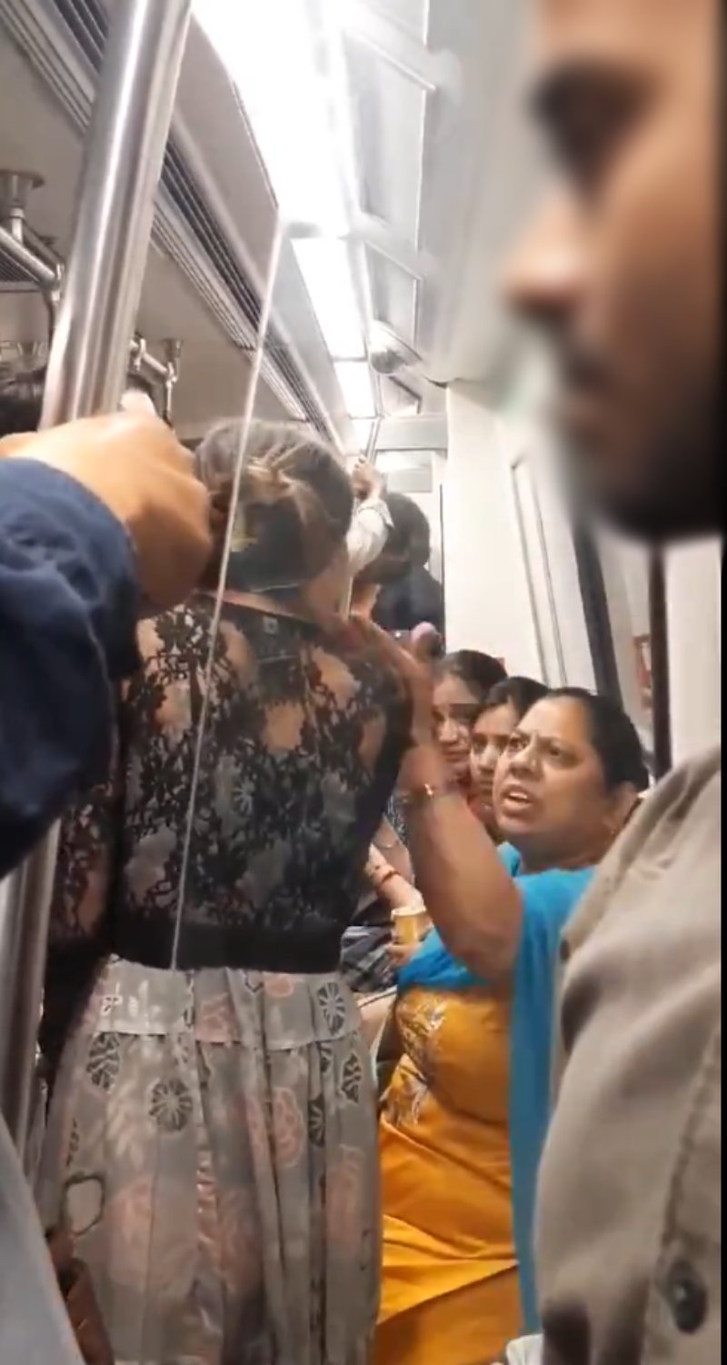 Delhi Metro Fight Video: पापा की परी ने दिल्ली मेट्रो में उड़ाया गर्दा…, आंटी को बोलीं ऐसी-ऐसी बातें की सुनकर शर्म आ जाए