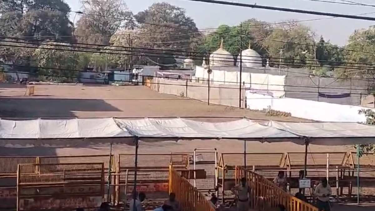 Dhar Bhojshala ASI Survey: 15 फीट के नीचे मिली तलवार को पुरातत्व विभाग ने अपने संरक्षण में लिया