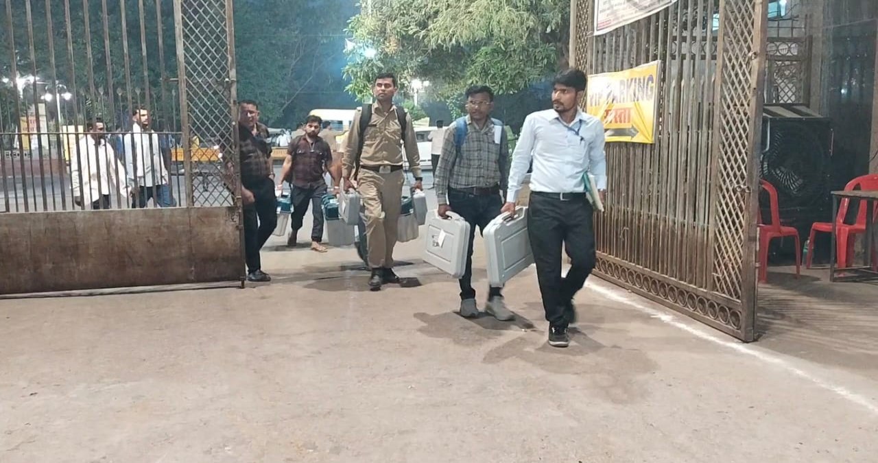 MP Lok Sabha Election 3rd Phase: शांतिपूर्ण ढंग से सम्पन्न हुआ मतदान, स्ट्रांग रूम में EVM का आना शुरू 