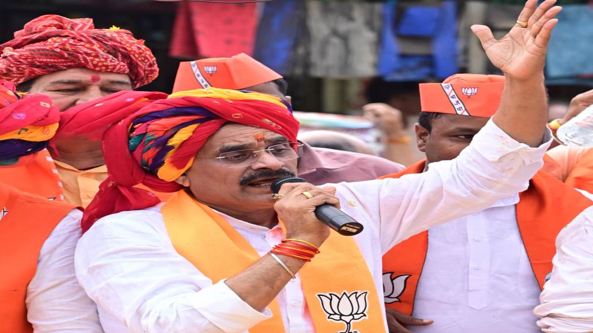 Agar Malwa में वीडी शर्मा का रोड शो: बीजेपी प्रत्याशी के लिए मांगा समर्थन, कांग्रेस की नोटा की अपील पर कहा- खुद का दांव खोटा…