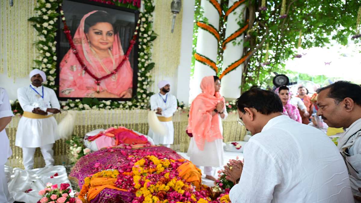 Madhavi Raje Scindia Last Rites: डिप्टी सीएम, कैबिनेट मंत्री और बीजेपी प्रदेश अध्यक्ष ने किए राजमाता के अंतिम दर्शन, अर्पित की श्रद्धांजलि