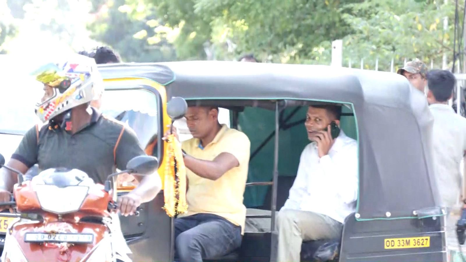 Odisha Election 2024: ऑटो से वोट डालने पहुंचे VK Pandian, देंखे Video
