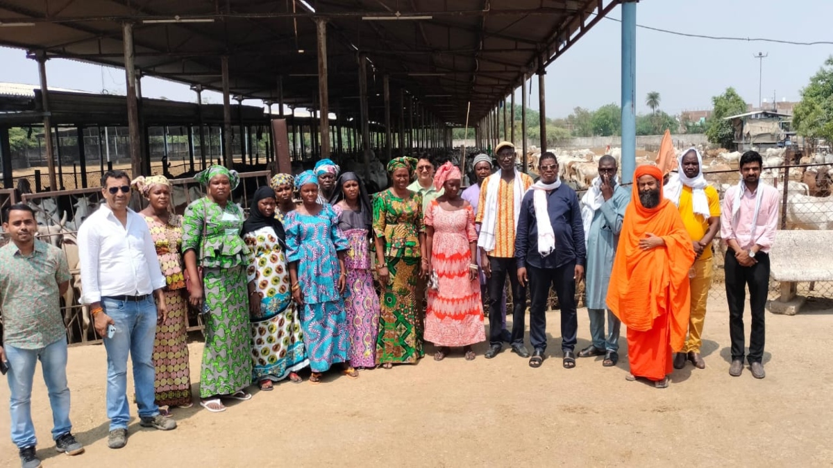 अफ्रीकी टूरिस्ट को भा गई ग्वालियर की आदर्श गौशाला, तिलक लगाकर “जय श्री राम” का किया उद्घोष, इंडियन खाने का लिया मजा 