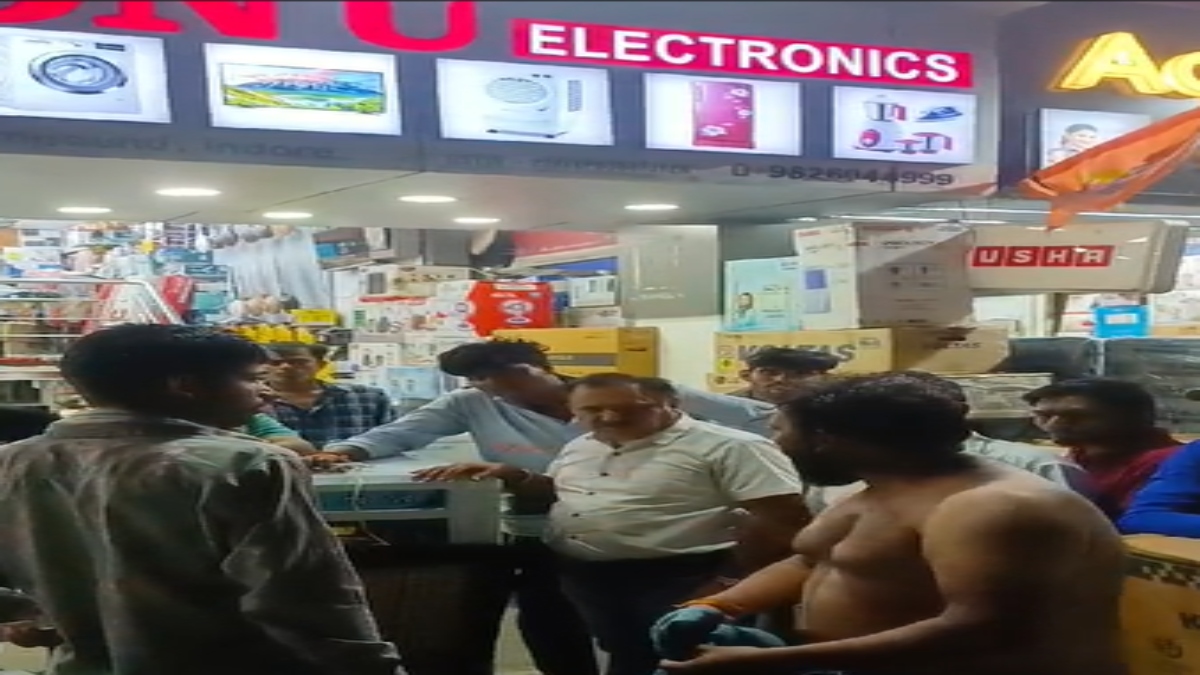नया कूलर हुआ खराब: कस्टमर ने शोरूम में ही उतारे कपड़े, जमकर किया हंगामा, VIDEO वायरल 