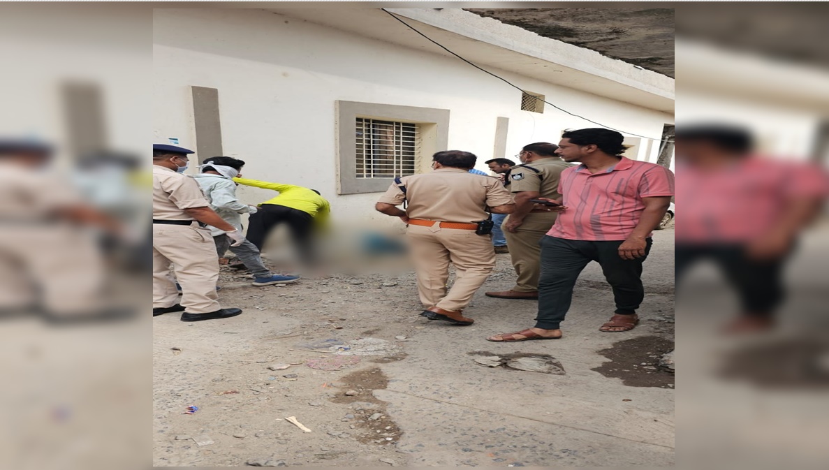 महिला के टुकड़े कर पॉलिथीन में भरा, फिर बोरे में बांध कर कांग्रेस नेता के घर के पास फेंका, पूरा इलाका सील, पढ़ें दिल दहलाने वाली खबर