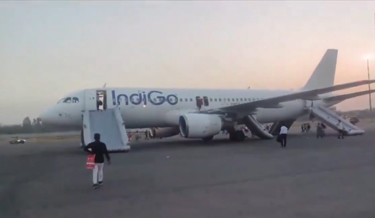 दिल्ली से वाराणसी जा रही Indigo flight को बम से उड़ाने की धमकी, जानकारी मिलते ही खिड़की से कूदने लगे यात्री, देखें VIDEO