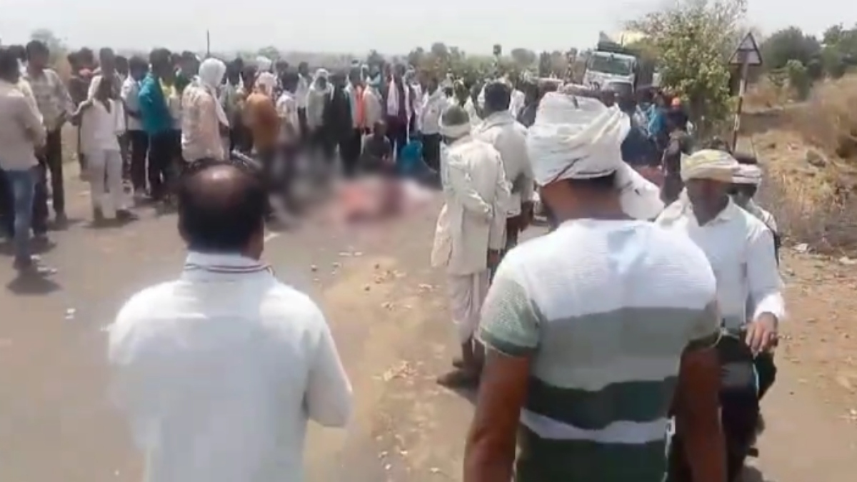 ट्रक ने दो लोगों को कुचला: मौके पर मौत, लोगों का फूटा गुस्सा