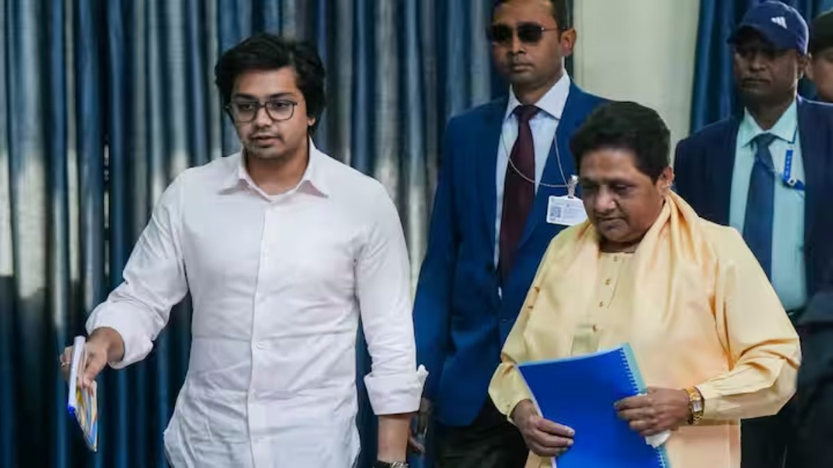 Mayawati भतीजे Akash Anand पर फायरः मायावती ने भतीजे आकाश आनंद को उत्तराधिकारी बनाने का फैसला लिया वापस, जानें क्यों आनंद को पड़ा उत्तराधिकार से हाथ धोना, इसके पीछे क्या है राजनीतिक संदेश?