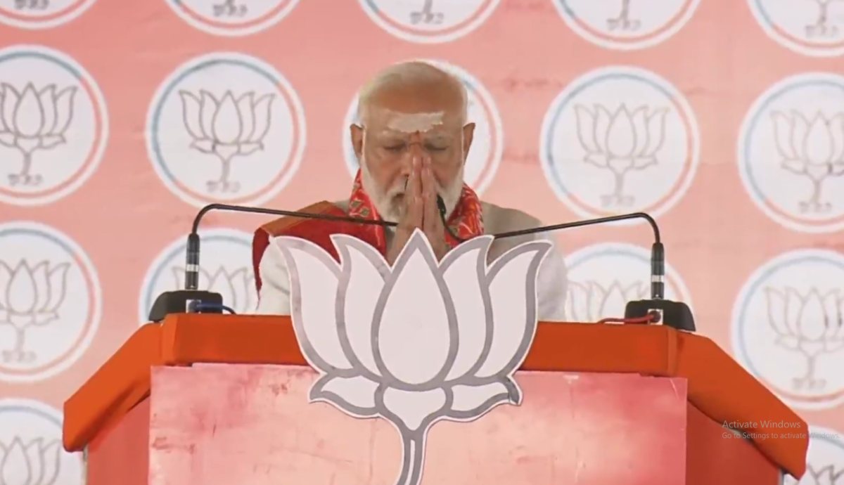 PM मोदी का मिशन दक्षिणः तेलंगाना के राज राजेश्वर मंदिर में की पूजा, कांग्रेस से पूछा- Ambani-Adani को गालियां देनी क्यों बंद कर दीं? टेंपो में भरकर माल पहुंचा है क्या…