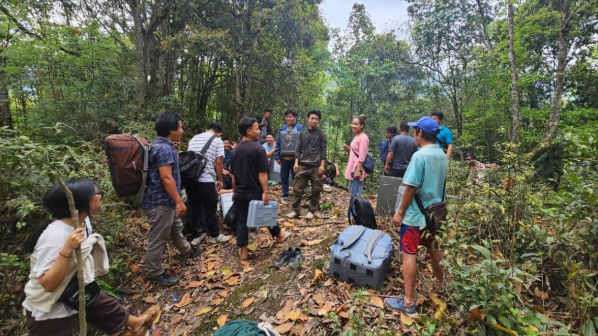 मतदान केंद्र तक पहुंचने के लिए अधिकारियों को कठिन रास्तों से पड़ा गुजरना