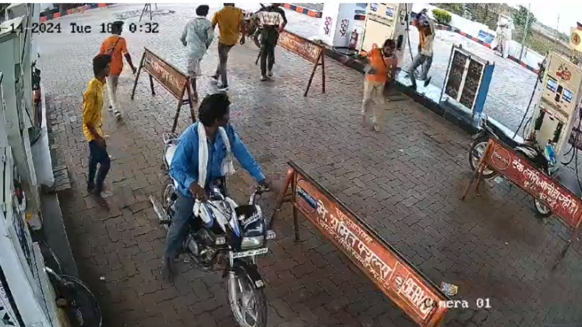 पेट्रोल पंप के कर्मचारियों से मारपीट: बाइक सवार बदमाशों ने चाकू और डंडे से किया हमला, वारदात CCTV में कैद 
