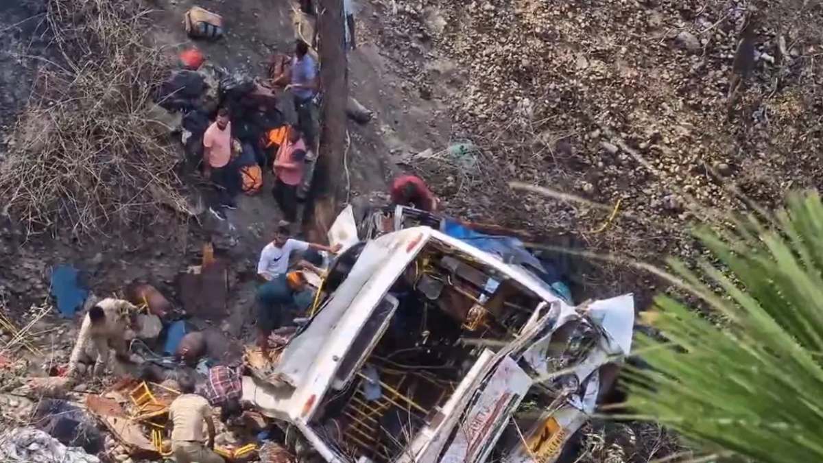 Road Accident in JK: श्रद्धालुओं से भरी बस 150 फीट गहरी खाई में गिरी, 16 की मौत, 28 घायल