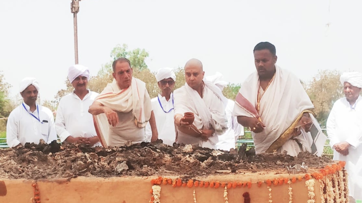 Madhavi Raje Scindia: मां का अस्थि संचय करने छतरी मैदान पहुंचे ज्योतिरादित्य, कल राजसी सम्मान के साथ हुआ था अंतिम संस्कार