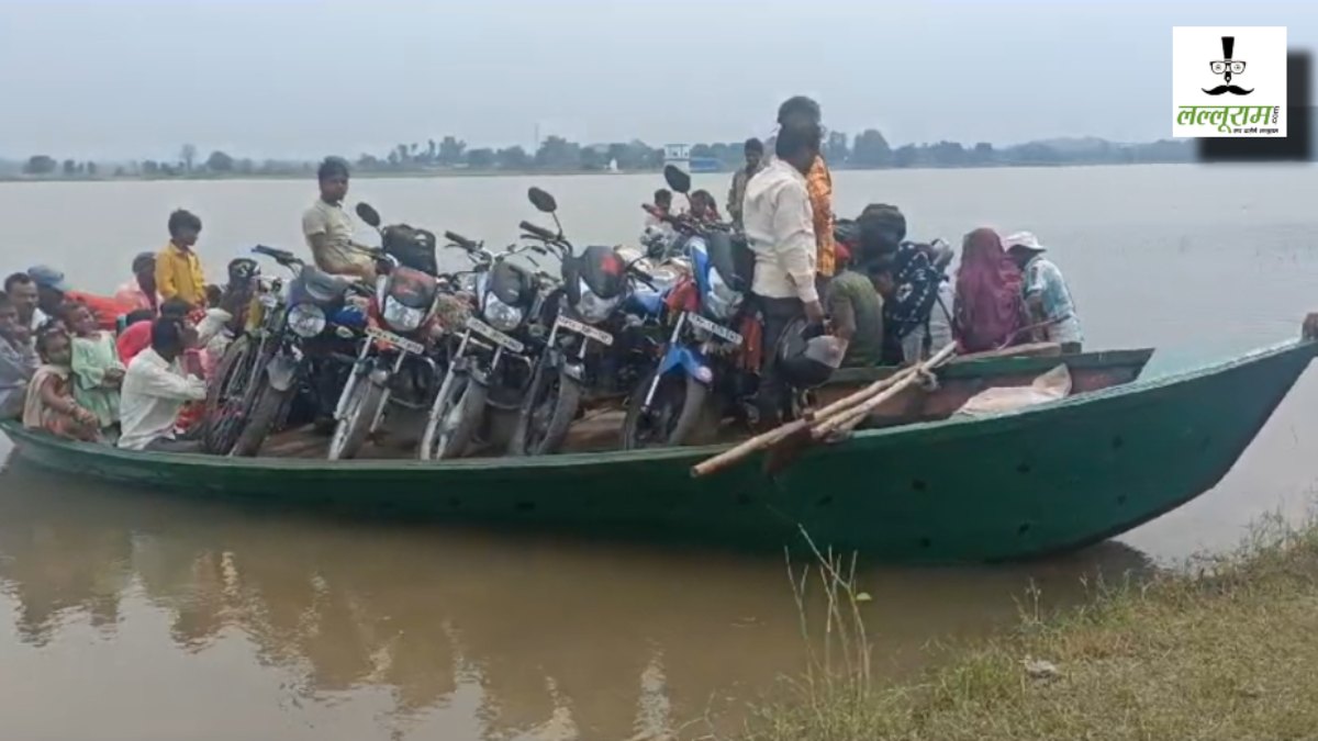 ये कैसा डिजिटल इंडिया! नाव के सहारे सफर, पुल के अभाव में जान जोखिम में डालकर नदी पार करने की मजबूरी, आजादी के बाद से आज तक ग्रामीणों को नसीब नहीं हुआ पुल