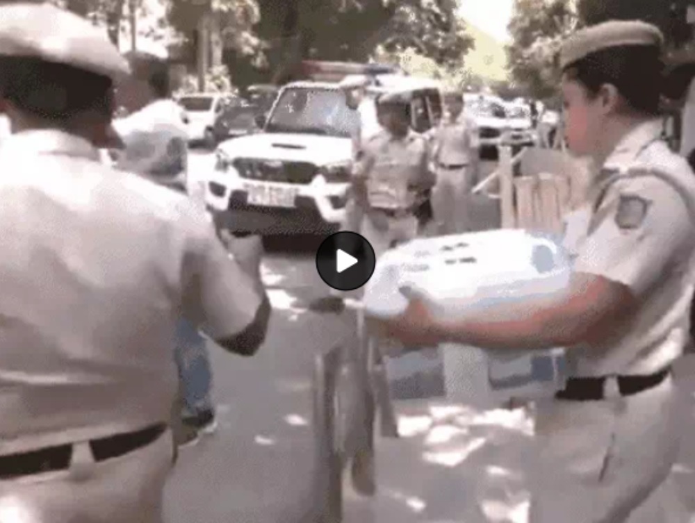 Swati Maliwal मामले में प्रिंटर-लैपटॉप लेकर CM आवास पहुंची दिल्ली पुलिस, CM केजरीवाल 15 मिनट में अपना प्रदर्शन खत्म कर भागे-भागे पहुंचे घर
