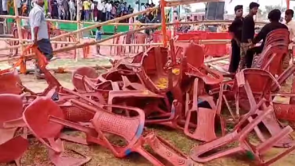 शादी और नौकरी की बात पर बेकाबू हुए युवा…Tejashwi Yadav की सभा में जमकर टूटी कुर्सियां, जानें पूरा मामला