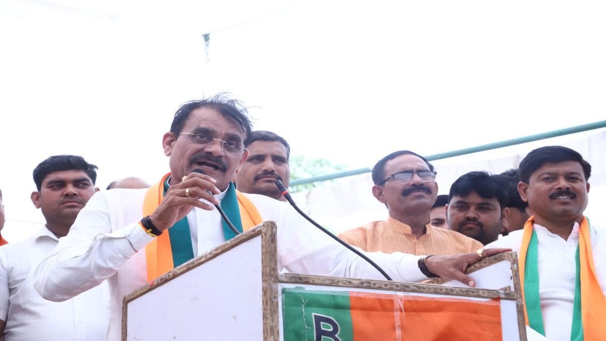 पैृतक गांव पहुंचे वीडी शर्मा: पुराने दिनों को याद कर हुए भावुक, वीडियो वायरल