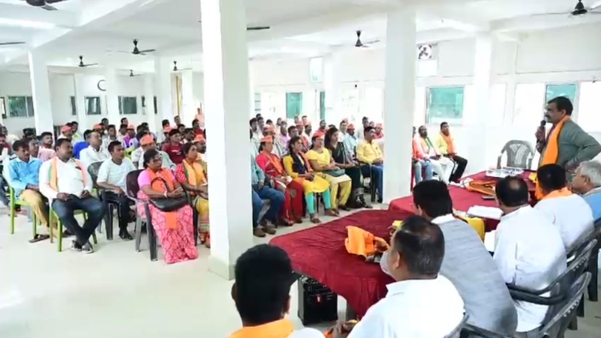 VD Sharma Jharkhand Tour: झारखंड में वीडी शर्मा ने कार्यकर्ताओं की ली बैठक, इन मुद्दों पर हुई चर्चा, चुनाव जनसभा को भी किया संबोधित