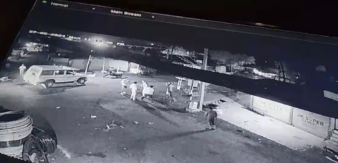पुलिस ने व्यापारी पर बरसाए डंडे: जबरन गाड़ी में बैठाकर ले गए थाने, लोगों के हंगामा करने पर छोड़ा, जानें वजह  