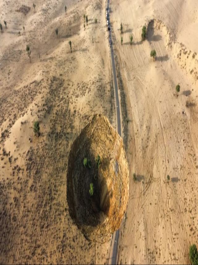 यहां देर रात अचानक धंस गई 1 बीघा जमीन, बन गया बड़ा गड्डा