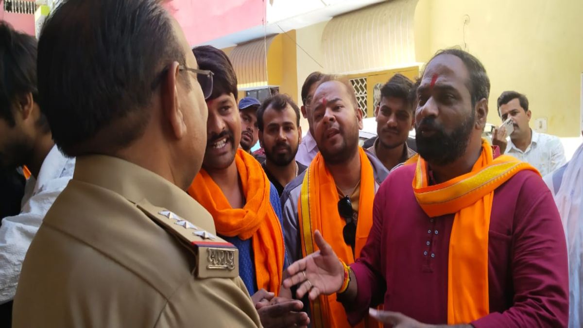 माथे पर तिलक और हाथों पर कलावा को लेकर फिर बवाल, स्कूल के बाहर हिंदू संगठन ने हनुमान चालीसा का पाठ कर किया प्रदर्शन
