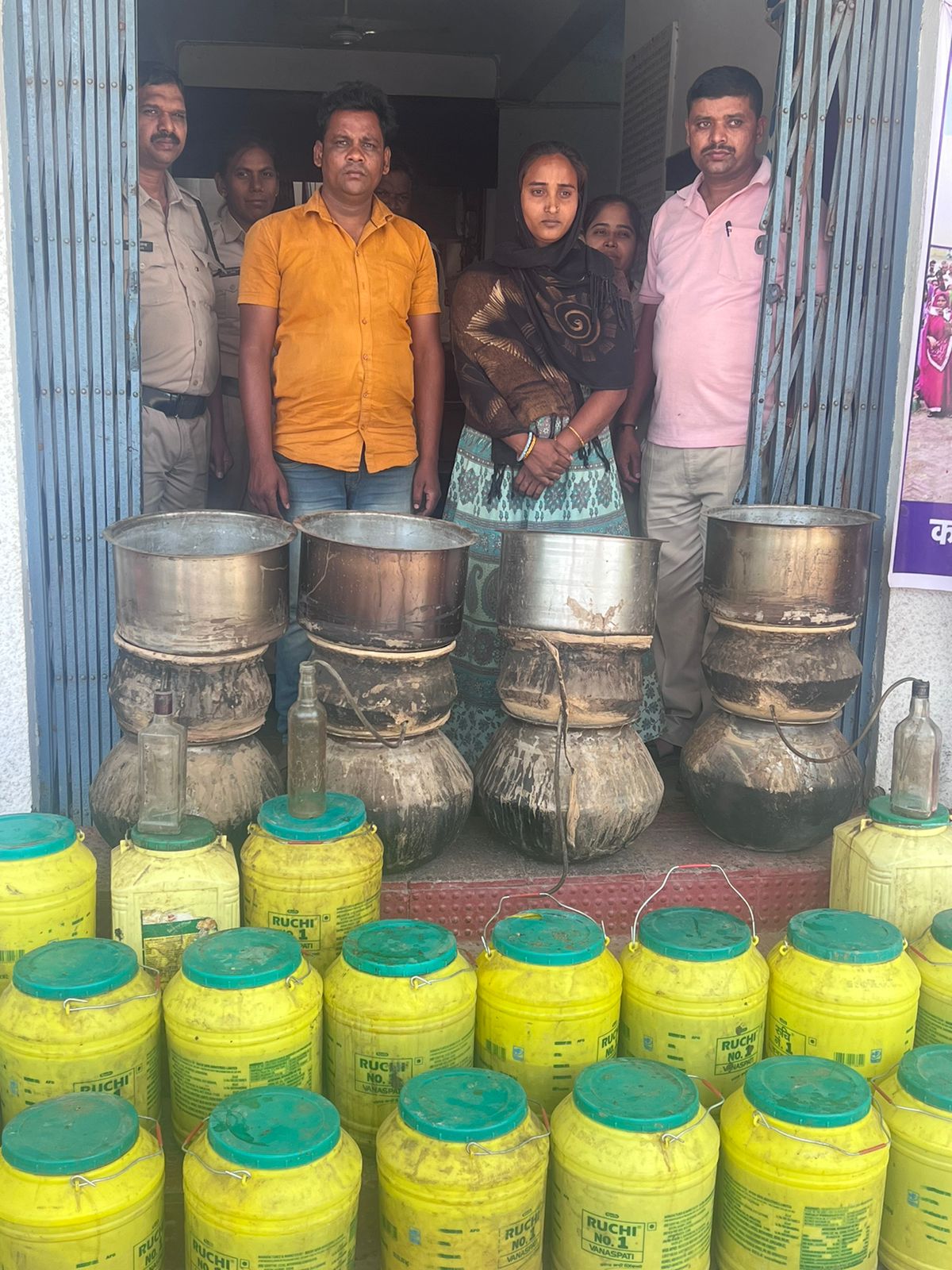 CG News: पति-पत्नी ने मिलकर खोली शराब की अवैध फैक्ट्री, थोक में बेचते थे… देखें Video घर में कहा छिपाकर रखते थे शराब