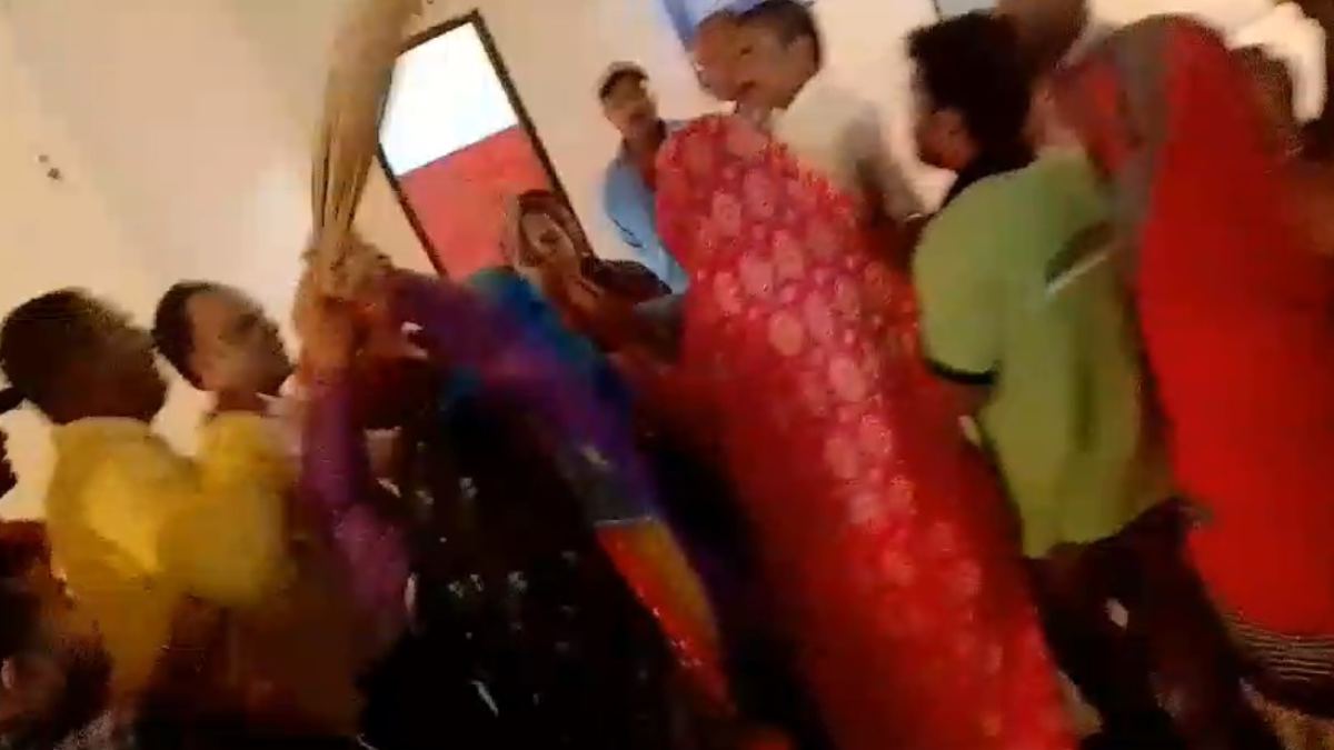 नगर परिषद कार्यालय में सफाईकर्मियों ने की कर्मचारियों से मारपीट, Video हुआ वायरल