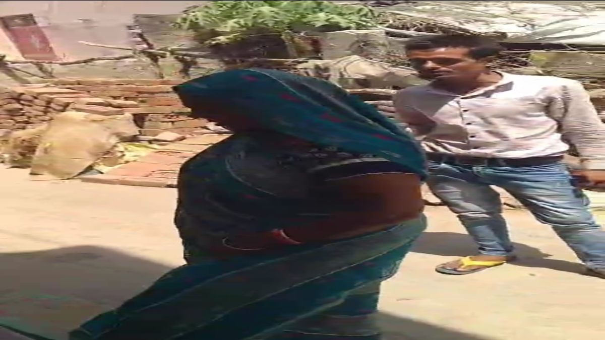 नेता जी के चमचे ने बांटे साड़ी और रुपएः घर घर साड़ी और 200 रुपए बांटने का वीडियो वायरल