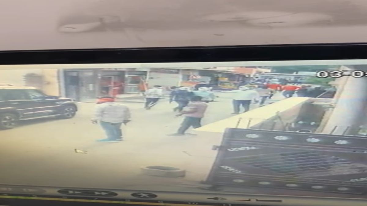 बदमाशों के हौसले बुलंद: दिन दहाड़े फायरिंग कर हुए फरार, वारदात CCTV में कैद
