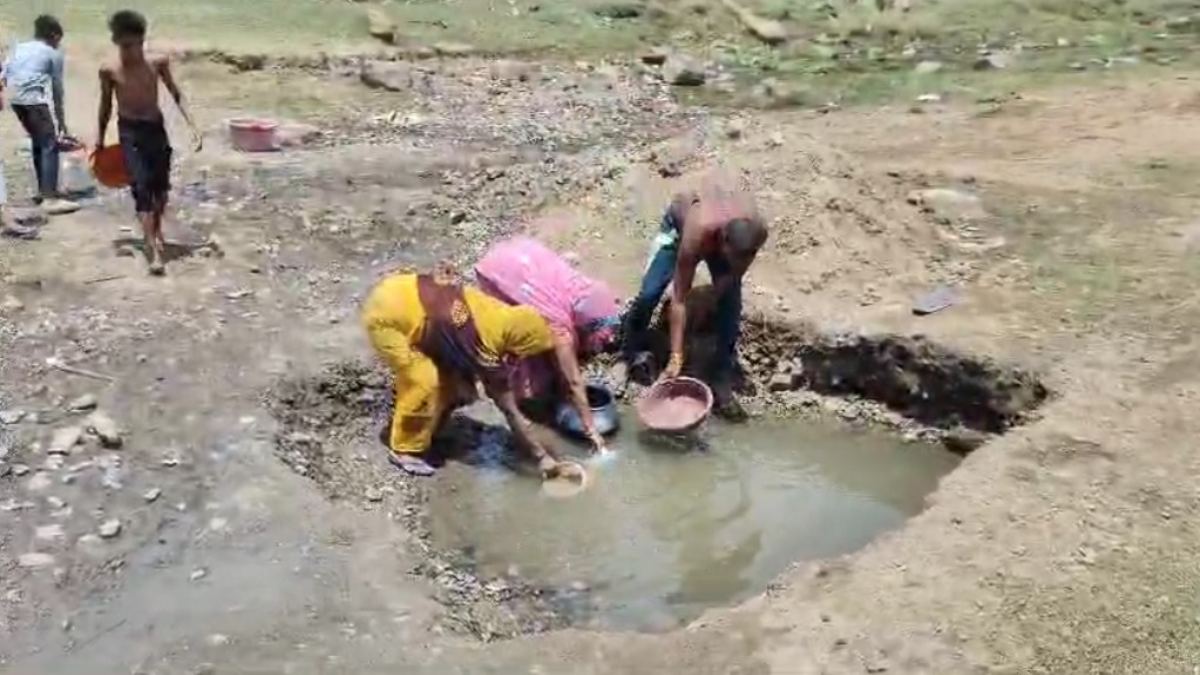 नल जल योजना का सबमर्सिबल जलने से छाया पानी का संकट, सूखे नाले में गड्ढा खोदकर दूषित पानी पीने को मजबूर ग्रामीण