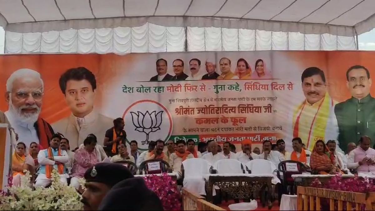 भाजपा में फूट या जानबूझ कर की चूक! जनसभा में लगे बैनर से फिर गायब हुई सांसद की फोटो