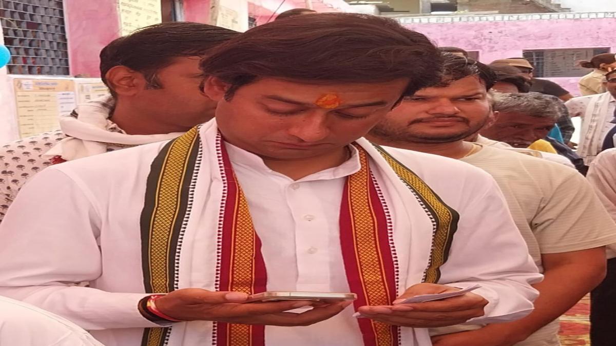 Lok Sabha Election 3rd Phase: दिग्विजय के बेटे जयवर्धन सिंह ने चेक की EVM, मतदाताओं की संख्या और वोट का किया मिलान