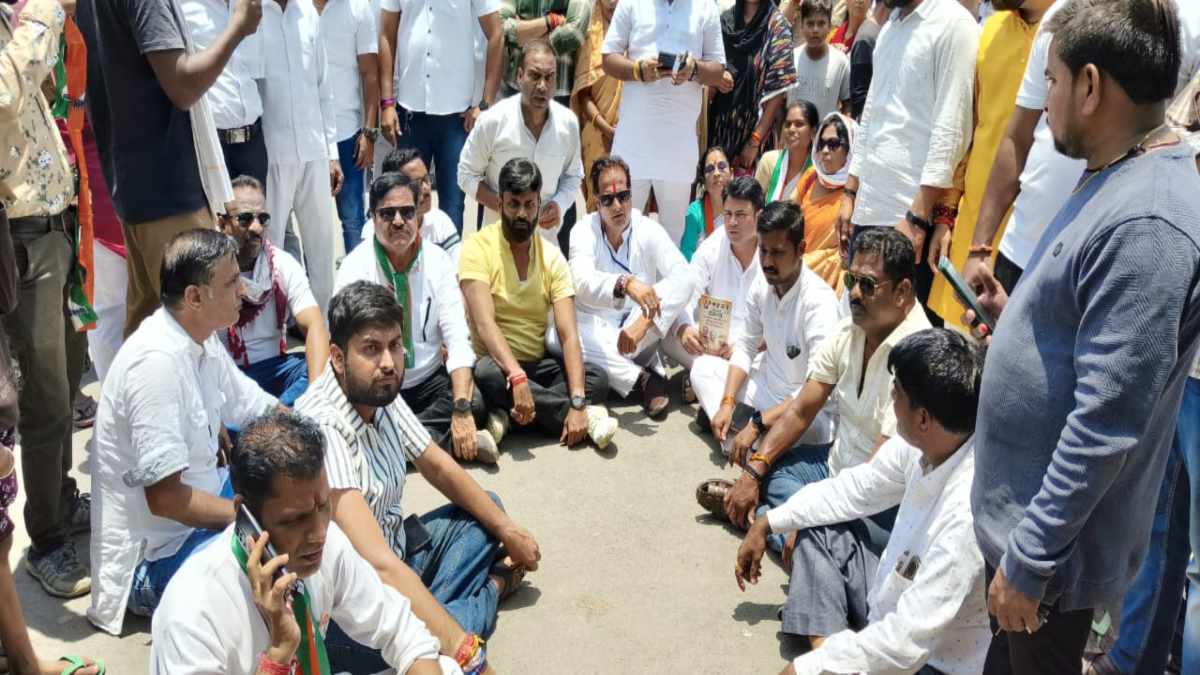 LOKSABHA ELECTION 2024 : विकास उपाध्याय बैठे धरने पर, भाजपा पर आचार संहिता का उल्लंघन करने का लगाया आरोप