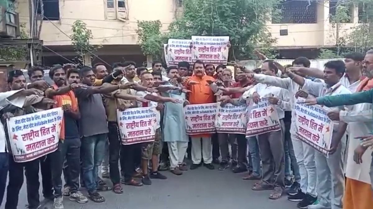 Lok Sabha Election 2024: नोटा के विरोध में उतरे भगवा ऑटो रिक्शा चालक संघ, हजारों रिक्शाओं पर लगाए वोट करने के पोस्टर