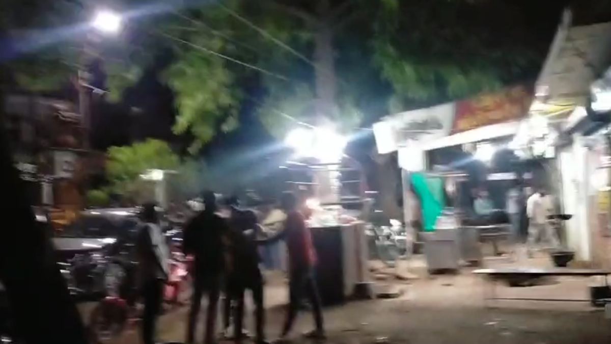 Shahdol News: बेखौफ बदमाशों ने बीच सड़क युवक को दौड़ा-दौड़ा कर पीटा, तमाशाबीन बने रहे लोग