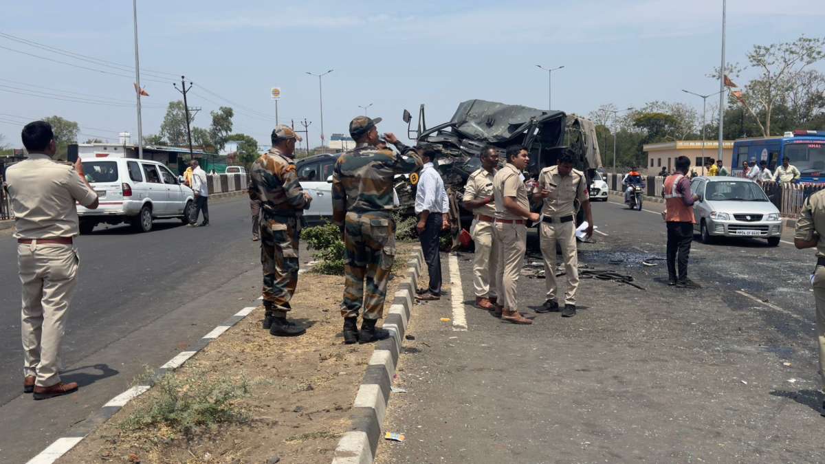 भीषण सड़क हादसे में 4 मौतः मृतकों में एक सैनिक और चालक शामिल, मिलिट्री वाहन, बस और कार आपस में भिड़ी