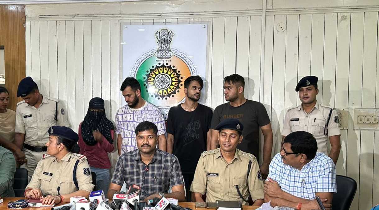 रायपुर में ड्रग सप्लायर गैंग का भंडाफोड़, होटल शैमरॉक और मैरिज पैलेस से पुलिस ने नशे के कारोबारियों को दबोचा, भारी मात्रा में MDMA, कोकिन और 1 ऑडी कार जब्त…