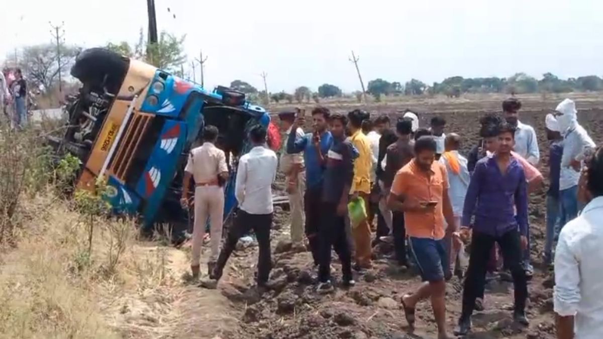 बड़ा हादसा: बाइक सवार को बचाने के चक्कर में पलटी बस, एक की मौत, 9 घायल