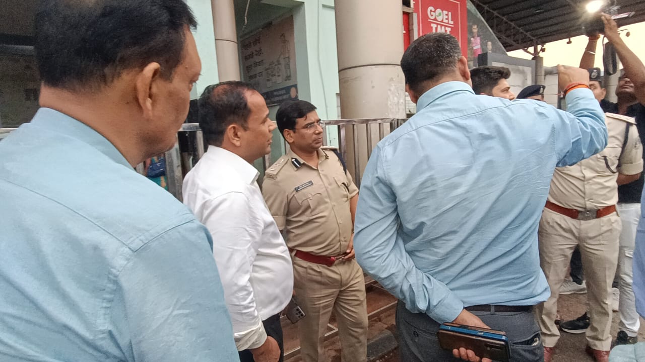 Raipur News: रायपुर रेलवे स्टेशन की नो-पार्किंग में खड़ी गाड़ियों पर नहीं लगेगा लॉक… बनेगा नया बूथ… स्टेशन परिसर में लगेंगे 10 बड़े-बड़े होर्डिंग