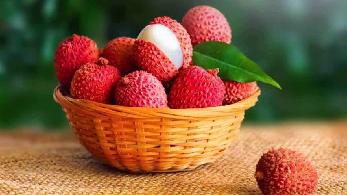 आ गया है मीठी जूसी Lychee का मौसम, खाने से पहले जान लें इसका सही तरीका …