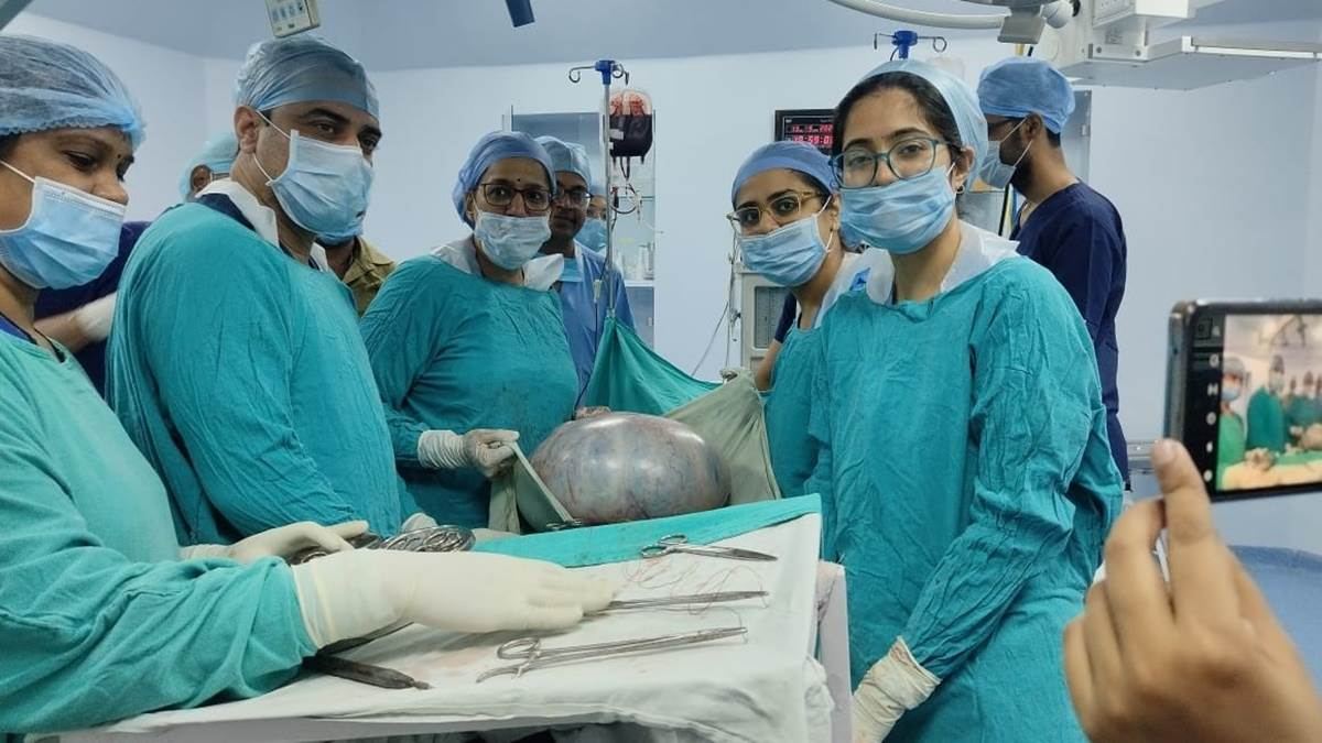 OMG! महिला के पेट से निकला 16 किलो का ट्यूमर, रिपोर्ट देख डॉक्टर भी हो गए थे हैरान