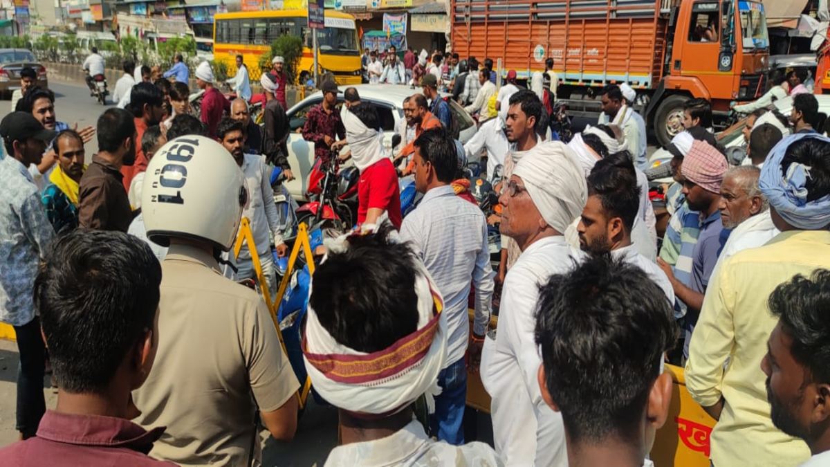 कपास बीज नहीं मिलने से किसान नाराज: चक्का जाम कर किया हंगामा, लगाया कालाबाजारी का आरोप