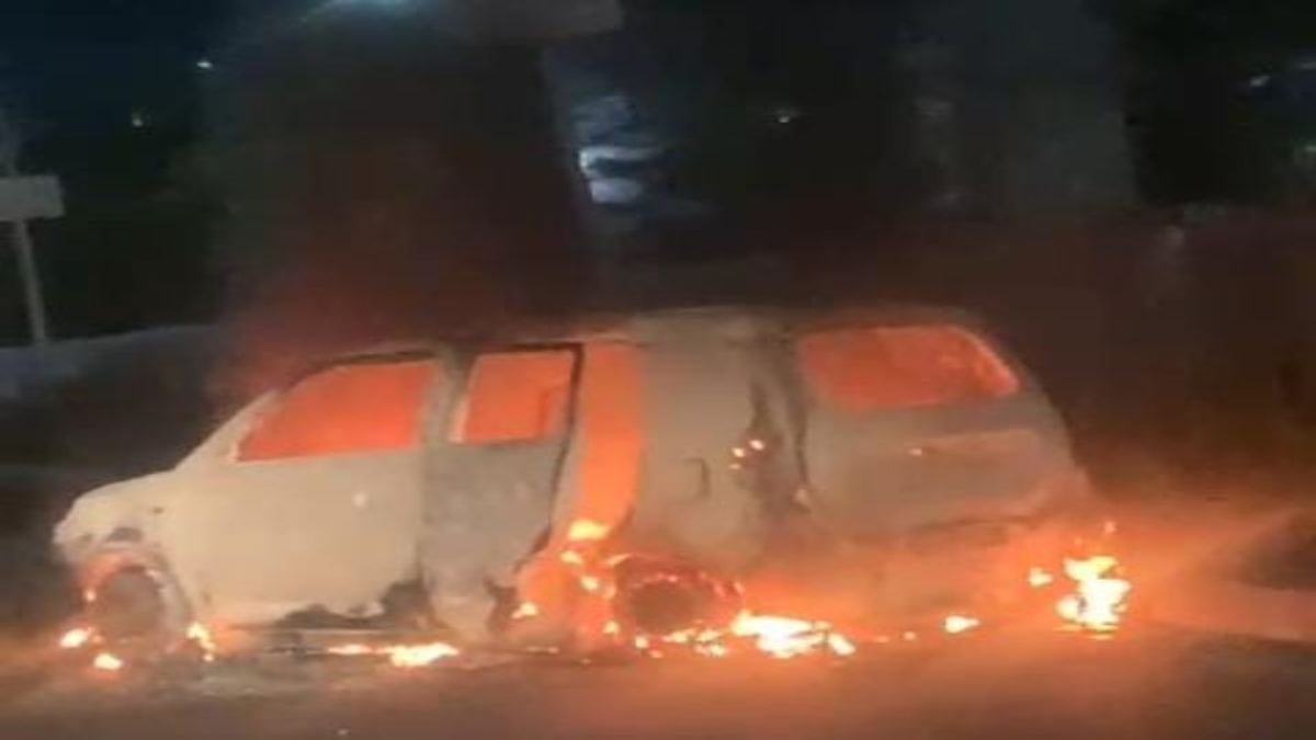 The Burning Car: चलती कार में उठी आग की लपटें, चंद मिनटों में हुई जलकर राख