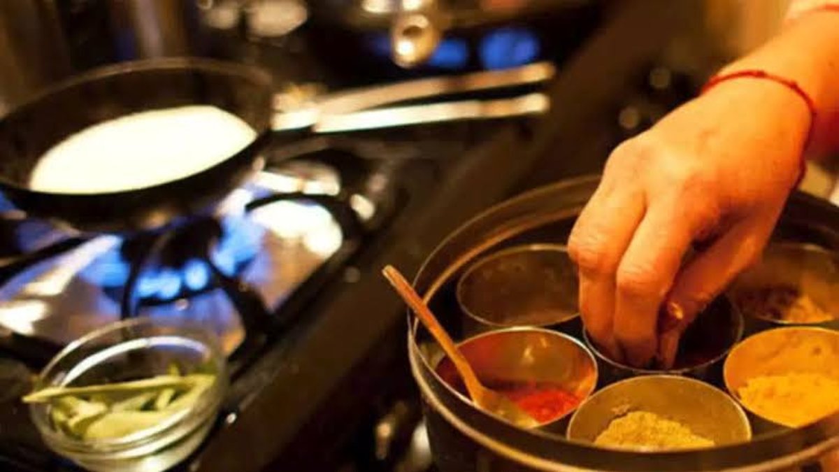 KITCHEN COOLING IDEAS: गर्मियों के किचन में खाना बनाना किसी जंग से कम नहीं, ठंडक के लिए अपनाएं ये तरीके